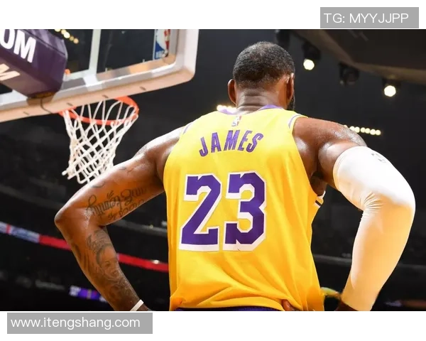 詹姆斯：篮球场上的传奇之路与不屈精神的完美结合